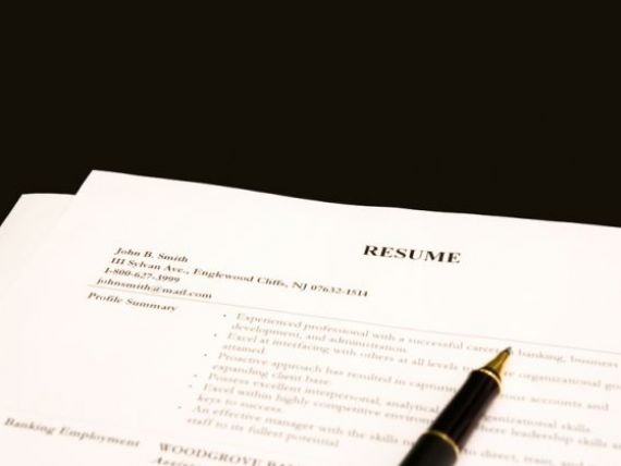Incep targurile de joburi. Cum sa-ti faci un CV care sa nu fie aruncat la gunoi