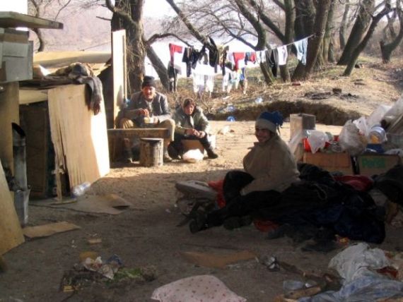 In 2011, UE le da saracilor din Romania ajutoare alimentare de 49 milioane euro. In 2012 le taie masiv din portie