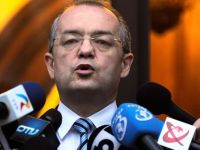 Boc se contrazice cu consilierii lui Isarescu: &ldquo;Sa se ocupe de rezervele BNR si sa lase deficitul. Nu vom accesa banii de la CE si FMI&rdquo;