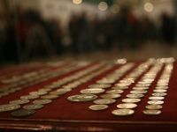 
	27 de monede dacice si romane, furate din situl Sarmizegetusa Regia, recuperate de politisti. 700 de euro, valoarea estimativa a fiecarei monede
