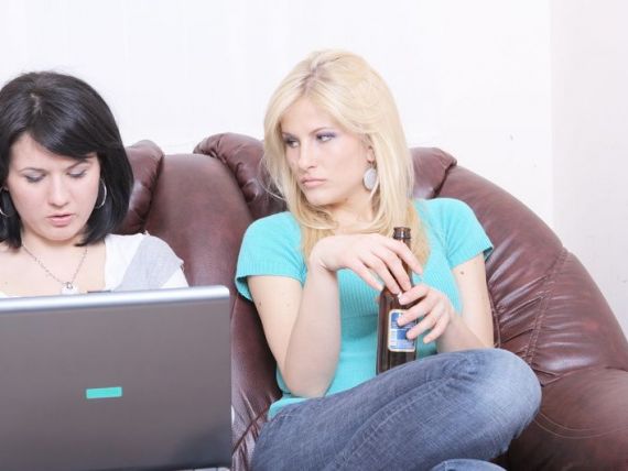 Romanii sunt peste media UE la citit stiri online, dar penultimii in ceea ce priveste internet bankingul