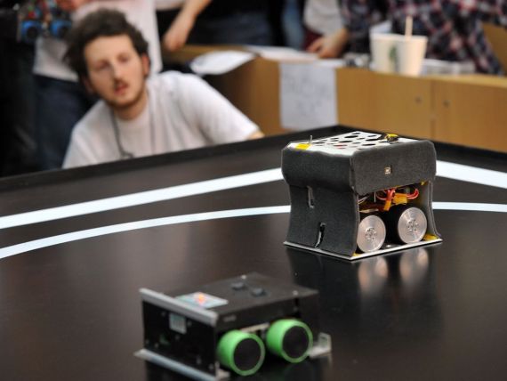 Intrecere intre roboti construiti de studenti. Cel mai scump costa 3.000 de euro