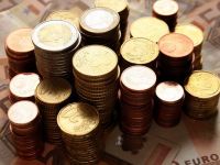 
	Economia subterana este in scadere, dar ne mentinem pe locul 2 in UE ca pondere in PIB. Cati bani la negru se fac in Romania
