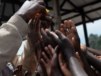 
	SUA arunca din nou Africa in saracie. Productia prea mare de petrol din zacamintele de sist lasa tarile africane fara piata de desfacere
