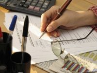 Bugetarii din institutiile cu angajati putini sunt trimisi din nou in concediu fara plata, pentru reducerea costurilor cu 15%