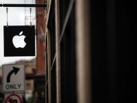 
	Incasari record pentru Apple din vanzarile de iPhone, dar iPad si Mac-urile dezamagesc. Chiar si asa, economiile companiei ar putea acoperi de opt ori datoria orasului Detroit
