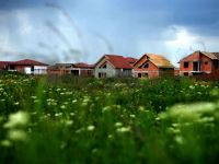 
	Preturile terenurilor din jurul Capitalei, in cadere libera. Pamantul si constructia casei, mai ieftine ca un apartament in Bucuresti
