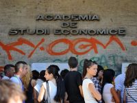 
	Facultatile din Romania cresc taxele de scolarizare, corporatiile isi transforma angajatii in &quot;roboti&quot;, iar proprietara magazinelor cu preturi mici Miniprix spune ca online-ul a fost &quot;o gura de oxigen in criza&quot;
