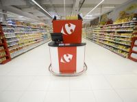 
	Premiera mondiala. Carrefour introduce in magazinele din Franta primul produs al carui pret a fost stabilit de consumatori, pentru a proteja micile afaceri de familie
