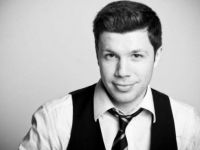 
	Zuckerberg de Romania: a pornit in adolescenta de capul lui, iar la 28 de ani are un imperiu online care se intinde in toata lumea. Povestea tanarului care face bani multi, dar continua sa traiasca cu bani putini
