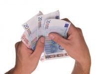 Cu ce scumpiri a venit Anul Nou. Cu cat cresc preturile la energie, politele RCA si impozitele pentru case si masini
