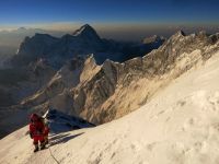 
	Unul dintre managerii Google a murit pe Everest, in avalansa declansata de cutremurul din Nepal. In 2014, supravietuise unei alte avalanse, in aceeasi zona
