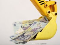
	Exporturile au crescut cu 5%, iar importurile cu 5,9% in primele patru luni. Deficitul comercial a urcat la 2 mld. euro
