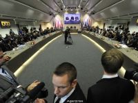 
	Pretul petrolului e la cel mai scazut nivel din ultimii sapte ani. Combinatia intre o piata saturata de oferta si o cerere mondiala modesta, favorabila unei noi scaderi a cotatiilor la nivelul din timpul crizei din 2008
