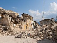 
	Asigurarea obligatorie a locuintei, insuficienta pentru despagubiri in caz de dezastre naturale. Polita ar putea include o fransiza de cutremur
