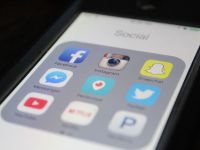 
	Compania care detine aplicatia Snapchat da lovitura pe bursa, din prima zi de tranzactionare. Listarea Snap devine cea mai mare din SUA, dupa Alibaba, in 2014

