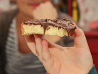 
	&ldquo;Standard pentru est&rdquo;: Ambalaje identice, compozitie diferita. Ce contin pasta de rosii, crema de ciocolata si margarina din Romania, comparativ cu cele din Vest
