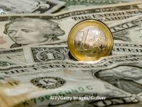 
	Euro ajunge la cel mai ridicat nivel din ultimii doi ani, în raport cu dolarul. Investitorii consideră moneda americană vulnerabilă, în eventualitatea unui conflict în Coreea de Nord
