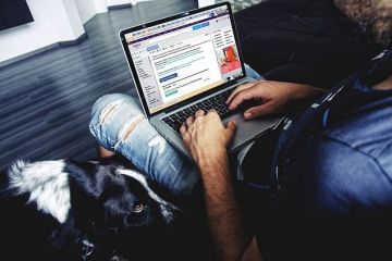 Mii de persoane s-au trezit fără bani în conturi, după ce au încercat să vândă produse online. Semne care indică o fraudă online