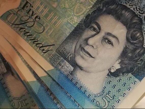 Lira sterlină se prăbușește, pe fondul controverselor privind Brexitul. Aurul, la cel mai ridicat nivel din ultimele cinci luni şi jumătate