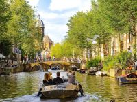 
	Amsterdamul, sufocat de turiști. Autoritățile pregătesc creșteri de taxe și limitarea opțiunilor de cazare, pentru a restrânge numărul de vizitatori

