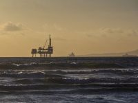 
	Gigantul de oțel din Marea Neagră, pus la pământ. Platforma petrolieră care extrage gaze de peste 40 de ani, ajunge la fier vechi
