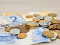 
	Salariul mediu net a crescut cu 600 de lei în ultimul an, dar au crescut și cheltuielile. Pe ce își dau românii banii: jumătate nu îşi permit o vacanţă de o săptămână
