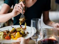 Propunere inedită pentru relansarea economiei: vouchere acordate populației, pentru a lua masa la restaurant