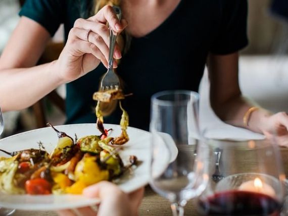 Propunere inedită pentru relansarea economiei: vouchere acordate populației, pentru a lua masa la restaurant
