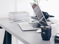 Apple anunţă un nou MacBook Pro, cu ecran de 13 inch şi Magic Keyboard. Ce preț va avea