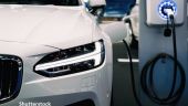 Românii cumpără tot mai multe autoturisme verzi . Vânzările de mașini electrice au crescut cu 89%, iar modelele plug-in au înregistrat un salt de 158%, în 2020